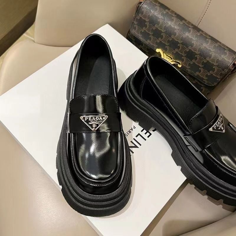 Loafers dama cu talpă platformă groasă, primăvara 2025, stil britanic, design sofisticat, logo triunghiular, slip-on din piele PU