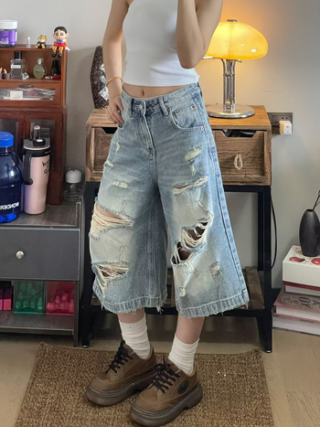 Pantaloni capri din denim pentru femei, talie înaltă, spălare uzată, croială dreaptă, stil stradal, vară 2026