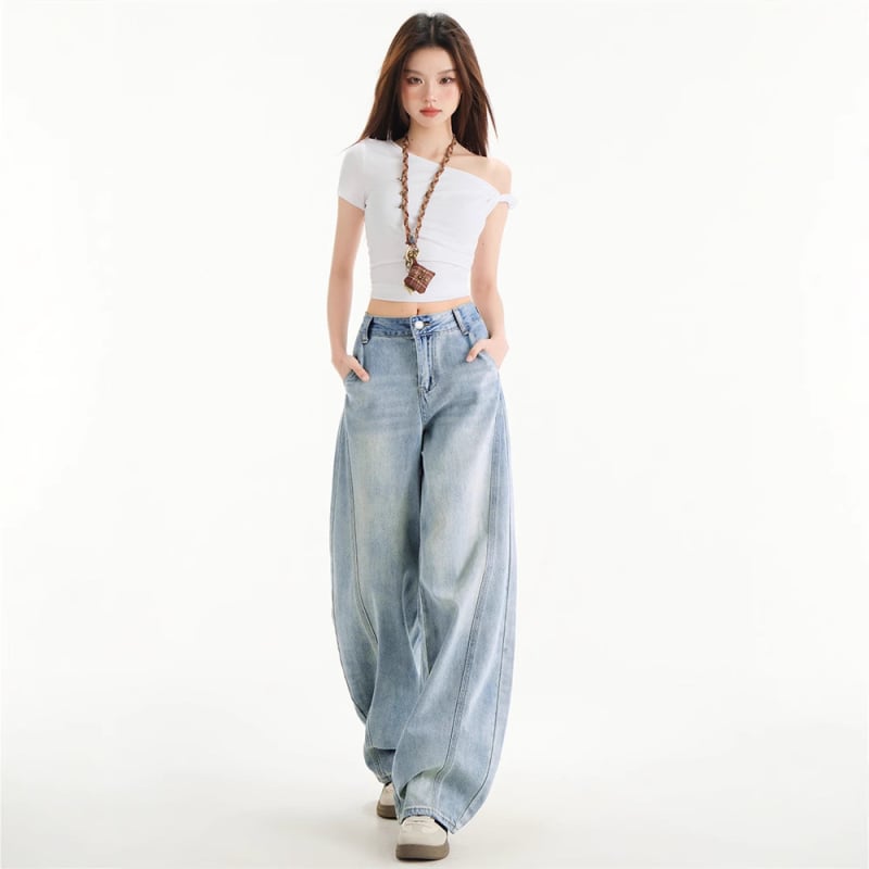 Jeansi din denim în stil american pentru femei, albastru deschis, croială în formă de sabie curbă, colecția primăvară-vară 2025, talie înaltă, croială largă, pantaloni denim cu picioare largi.