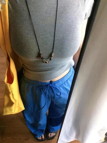 Pantaloni largi albastri cu talie înaltă, stil casual-sport, vară 2026