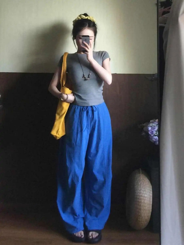 Pantaloni largi albastri cu talie înaltă, stil casual-sport, vară 2026