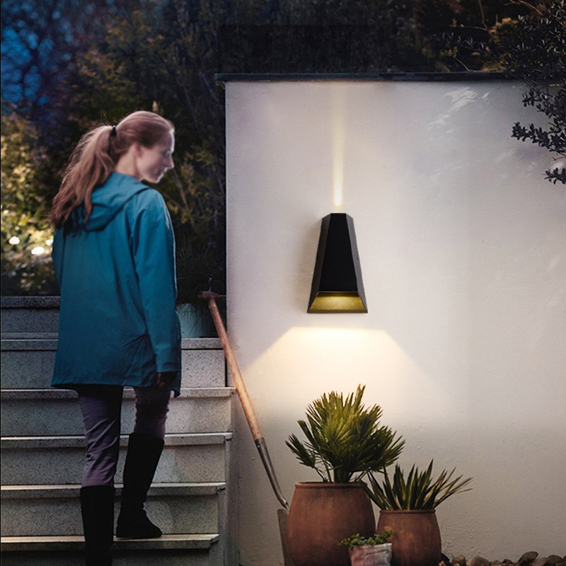 Lumină de perete LED cu iluminare sus-jos pentru sufragerie, hol și scară exterioară – design modern minimalist