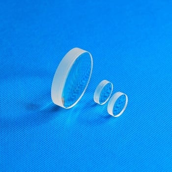 Lentilă obiectiv acromat cimentată din sticlă optic, cu elemente concave-convexe, prismă triunghiulară și lentile convexe