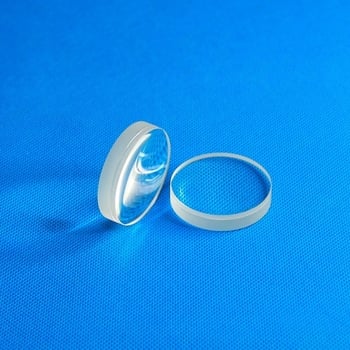 Lentilă obiectiv acromat cimentată din sticlă optic, cu elemente concave-convexe, prismă triunghiulară și lentile convexe