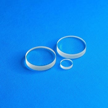 Lentilă obiectiv acromat cimentată din sticlă optic, cu elemente concave-convexe, prismă triunghiulară și lentile convexe
