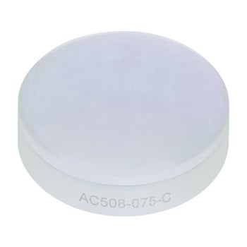 Lentilă obiectiv acromat cimentată din sticlă optic, cu elemente concave-convexe, prismă triunghiulară și lentile convexe