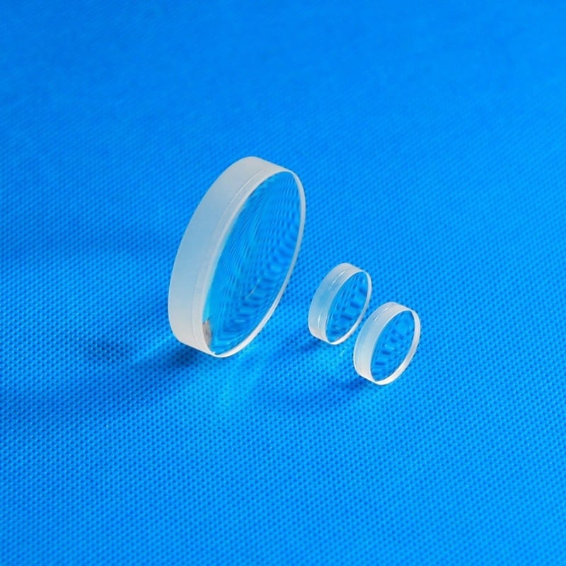 Lentilă obiectiv acromat cimentată din sticlă optic, cu elemente concave-convexe, prismă triunghiulară și lentile convexe