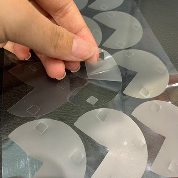 Film protector pentru suprafețe hardware, finisaj neted, rezistent la zgârieturi, praf și amprente, transparent HD, dimensiuni personalizabile.