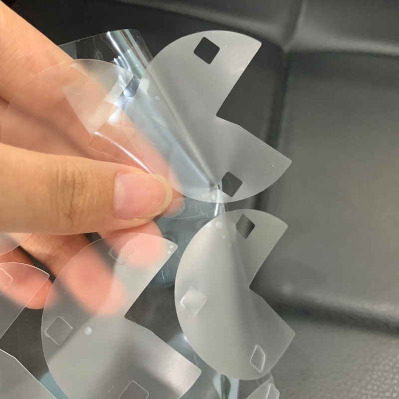 Film protector pentru suprafețe hardware, finisaj neted, rezistent la zgârieturi, praf și amprente, transparent HD, dimensiuni personalizabile.