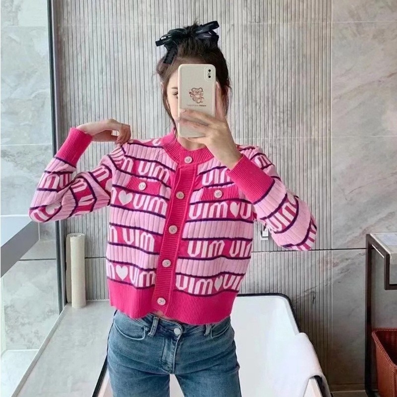 Top croptop tricotat cu mâneci scurte, în dungi, inspirat de stil Chanel, vară 2024