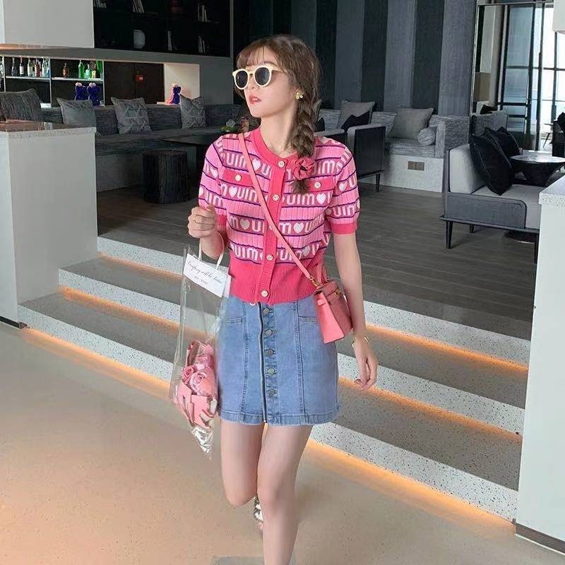 Top croptop tricotat cu mâneci scurte, în dungi, inspirat de stil Chanel, vară 2024
