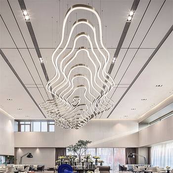 Lampa personalizată artistică în formă de scară pentru lobby-ul hotelului, candelabru cu dioramă montană, corp de iluminat pentru proiecte