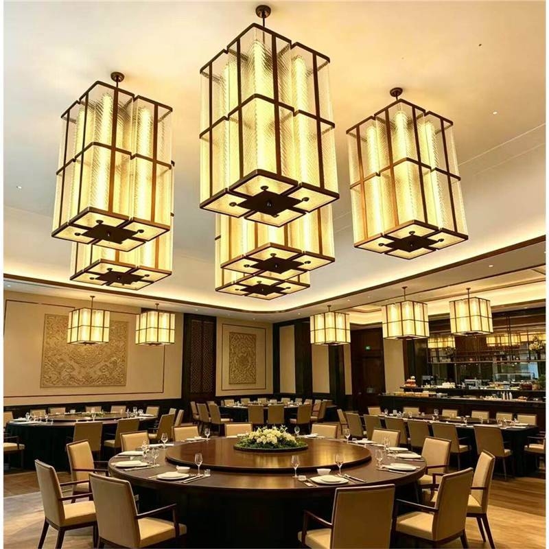 Candelabru cu șase brațe, stil chinezesc, finisaj bronz antic, pentru săli mari de banchete ale hotelurilor, design în mai multe straturi cu valuri de apă, abajur din bambus și răchită