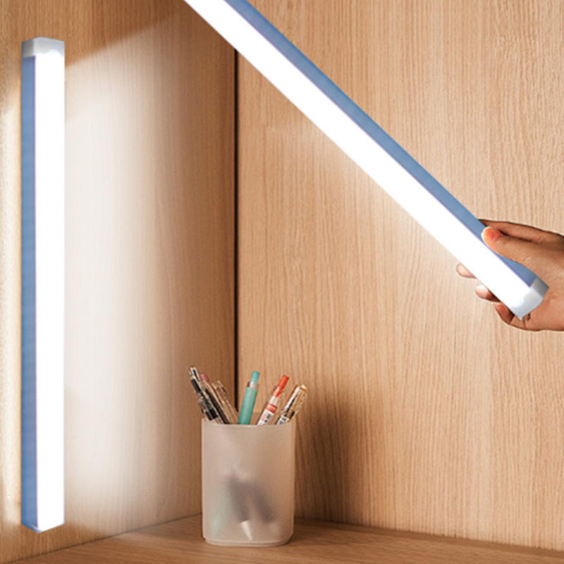 Lumină LED pentru dulap cu senzor de mișcare și montaj magnetic, reîncărcabilă pentru garderobă și vinotecă, bandă LED lungă, lampă de noapte