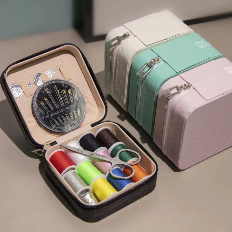 Kit de cusut portabil într-o cutie pătrată, cu instrumente mini durabile pentru cusut manual