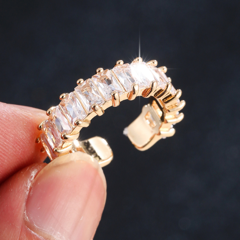 Ανοικτό δαχτυλίδι με ζιρκόν — λαμπερό, κομψό αξεσουάρ μόδας για καθημερινή χρήση