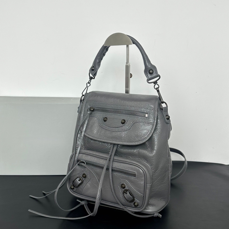 Rucsac din piele naturală cu ținte, inspirat de motociclete, aspect vintage cu strat superior din piele de vacă tratată, unisex, stil stradal, 20–35 L, compatibil cu laptop de 11 inchi