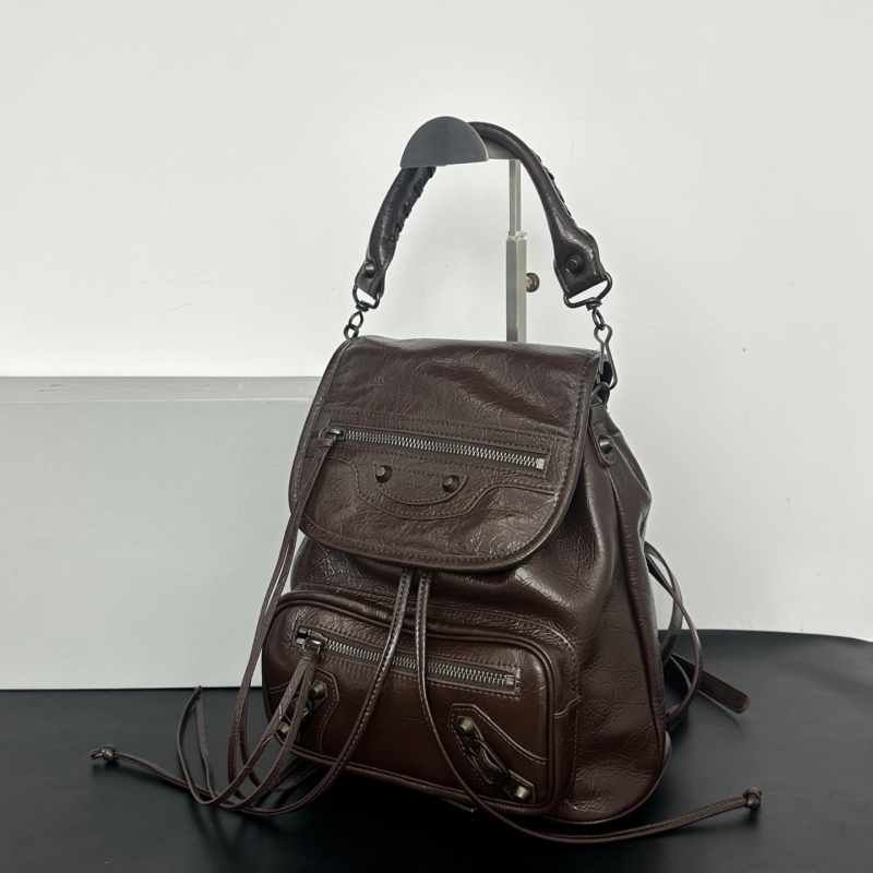Rucsac din piele naturală cu ținte, inspirat de motociclete, aspect vintage cu strat superior din piele de vacă tratată, unisex, stil stradal, 20–35 L, compatibil cu laptop de 11 inchi