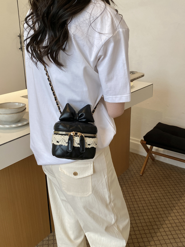 Geantă mini crossbody cu fundă și lanț, drăguță, la modă și versatilă.