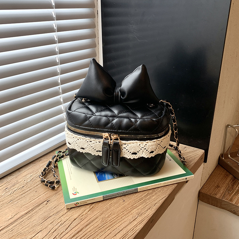 Geantă mini crossbody cu fundă și lanț, drăguță, la modă și versatilă.