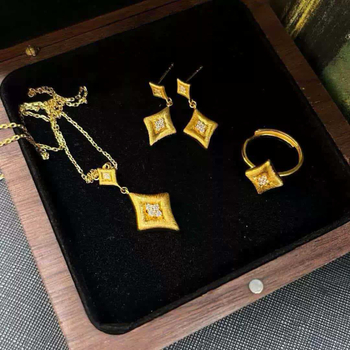 Set de bijuterii geometrice placate cu aur, finisaj mat: inel, lanț pentru claviculă și cercei de designer