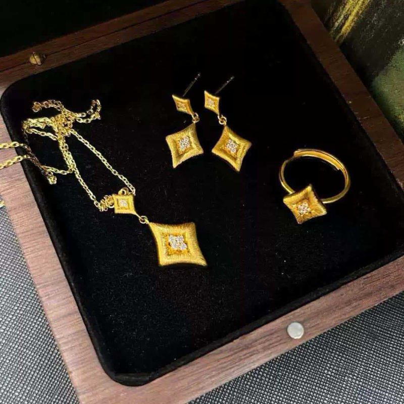 Set de bijuterii geometrice placate cu aur, finisaj mat: inel, lanț pentru claviculă și cercei de designer