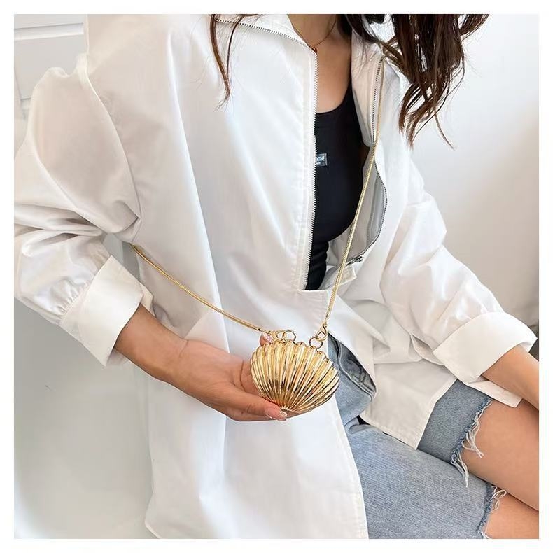 Geantă scoică crossbody, lanț dublu de perle și accesoriu metalic pentru talie