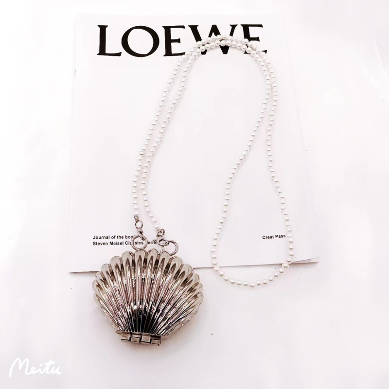 Geantă scoică crossbody, lanț dublu de perle și accesoriu metalic pentru talie