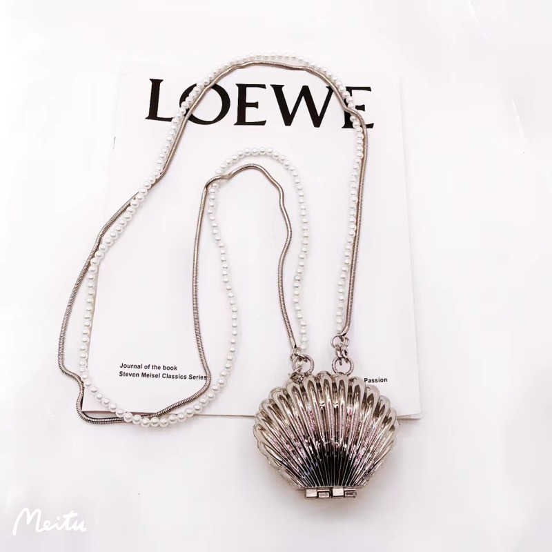 Geantă scoică crossbody, lanț dublu de perle și accesoriu metalic pentru talie