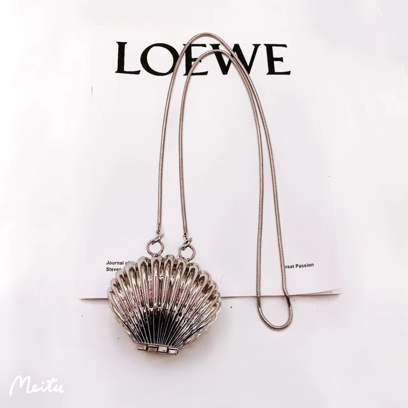 Geantă scoică crossbody, lanț dublu de perle și accesoriu metalic pentru talie