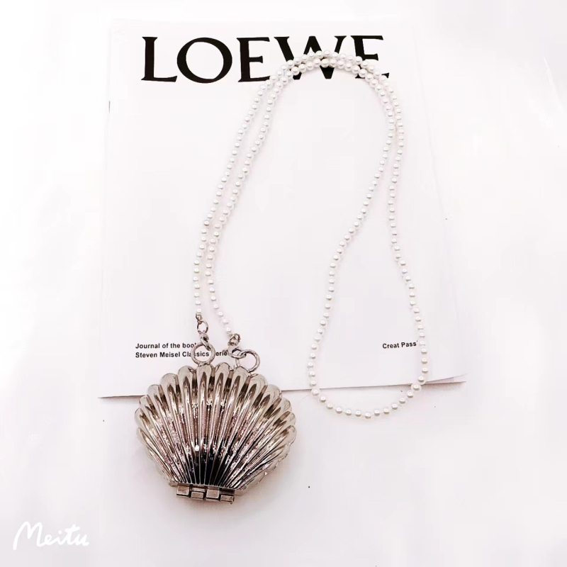 Geantă scoică crossbody, lanț dublu de perle și accesoriu metalic pentru talie