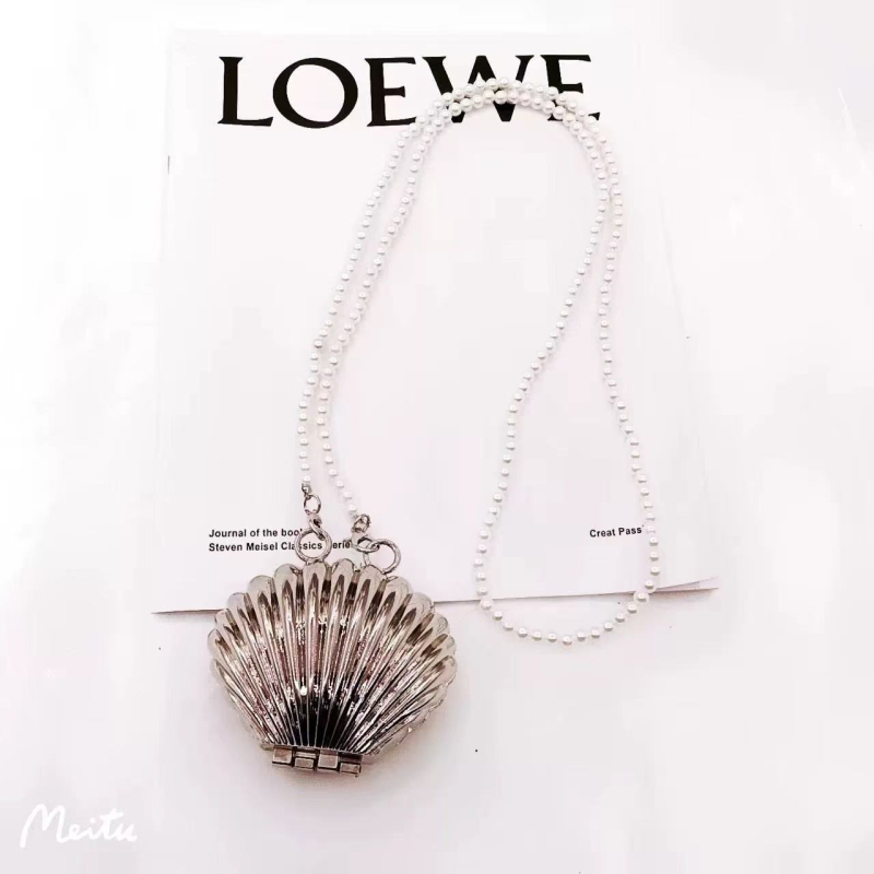 Geantă scoică crossbody, lanț dublu de perle și accesoriu metalic pentru talie
