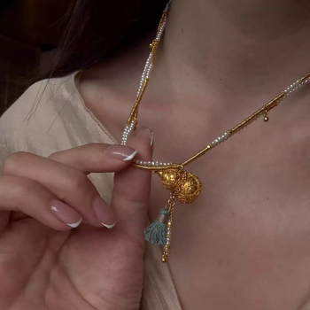 Colier cu pandantiv în formă de dovleac, finisaj auriu nisipos antic, execuție atentă, design versatil inspirat de China modernă, motif imprimat, lanț delicat, lux ușor pentru femei