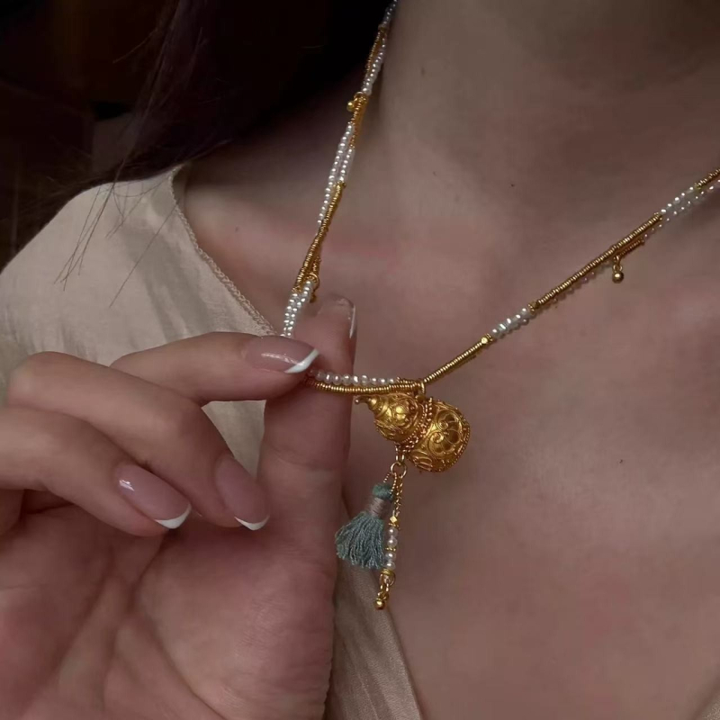 Colier cu pandantiv în formă de dovleac, finisaj auriu nisipos antic, execuție atentă, design versatil inspirat de China modernă, motif imprimat, lanț delicat, lux ușor pentru femei
