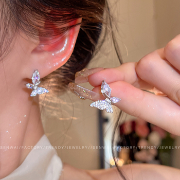 Cercei pentru femei cu design de fluture-fată și diamante, lux lejer, stil minimalist, versatil și rafinat.