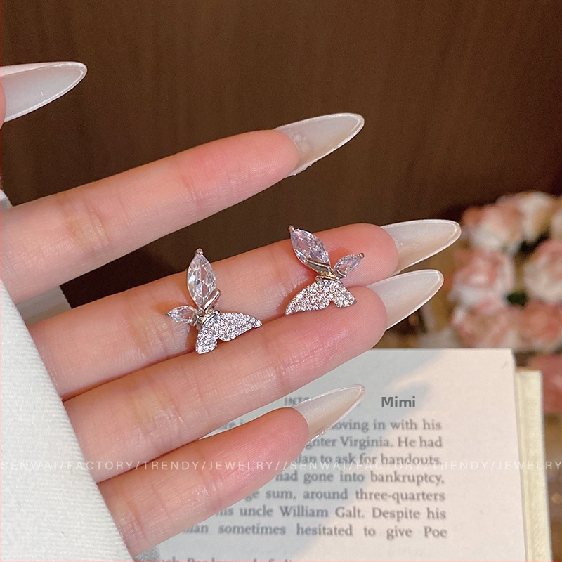 Cercei pentru femei cu design de fluture-fată și diamante, lux lejer, stil minimalist, versatil și rafinat.