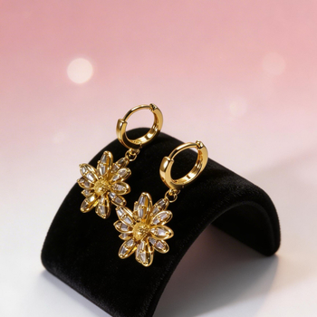 Cercei hoop din alamă placate cu aur 14K, cu mici margarete – stil minimalist feminin