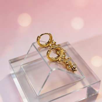Cercei hoop din alamă placate cu aur 14K, cu mici margarete – stil minimalist feminin