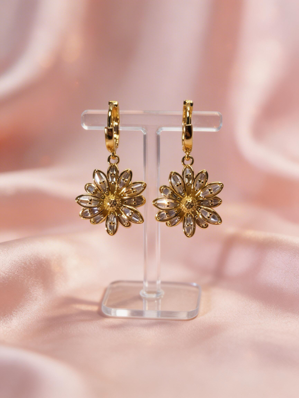 Cercei hoop din alamă placate cu aur 14K, cu mici margarete – stil minimalist feminin