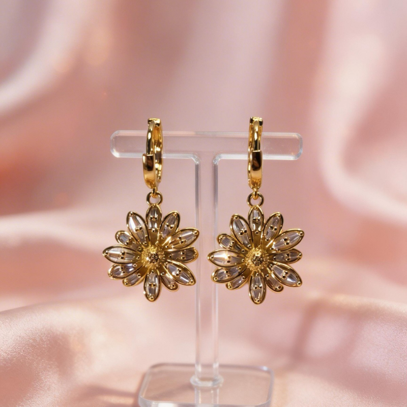 Cercei hoop din alamă placate cu aur 14K, cu mici margarete – stil minimalist feminin