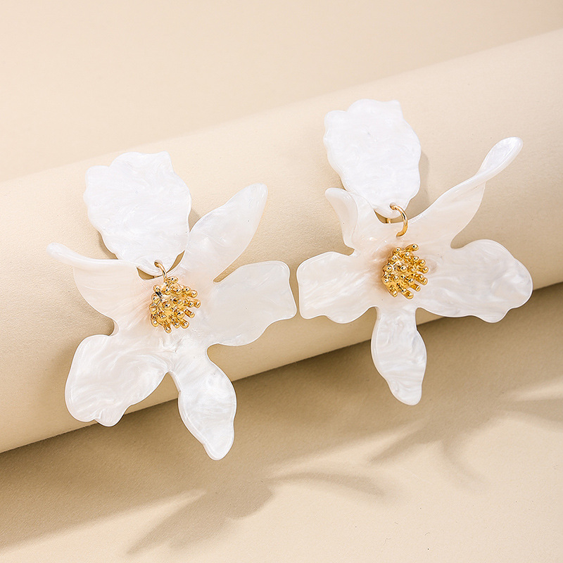 Noul stil: cercei mari cu flori, eleganți și versatili, design floral alb pentru femei
