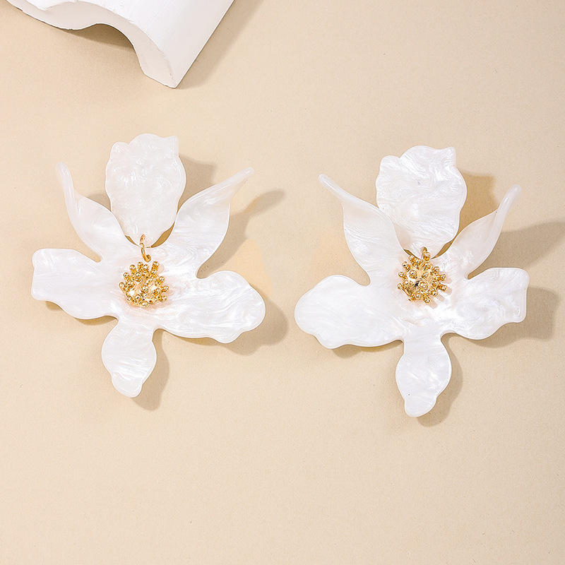Noul stil: cercei mari cu flori, eleganți și versatili, design floral alb pentru femei