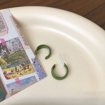 Cercei simpli, mici, verzi, în formă de C pentru femei, inspirați de stilul coreean, design elegant cu inel încrucișat.