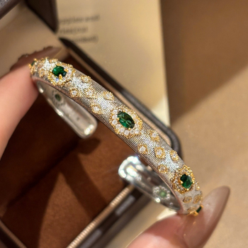 Brățară deschisă placată cu aur 18K, textură italiană țesut, zircon în nuanță smarald și insertie lucrată manual în stil Buccellati