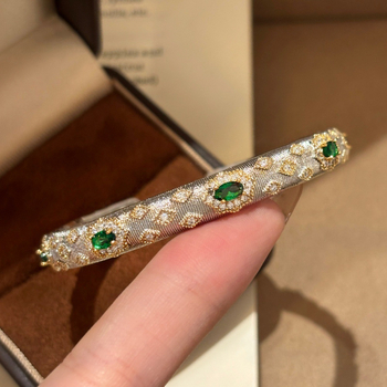 Brățară deschisă placată cu aur 18K, textură italiană țesut, zircon în nuanță smarald și insertie lucrată manual în stil Buccellati