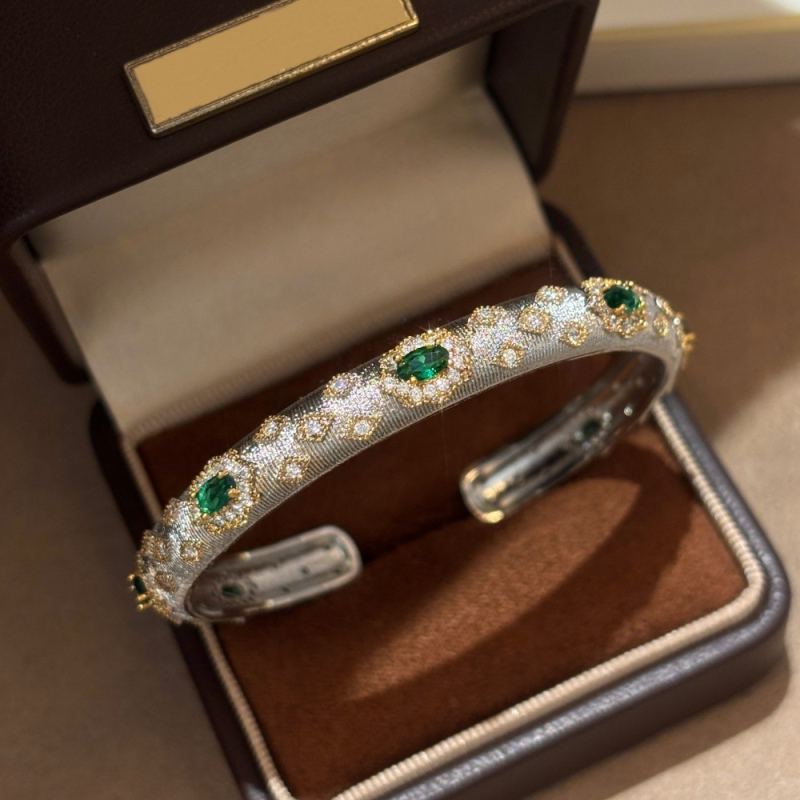 Brățară deschisă placată cu aur 18K, textură italiană țesut, zircon în nuanță smarald și insertie lucrată manual în stil Buccellati