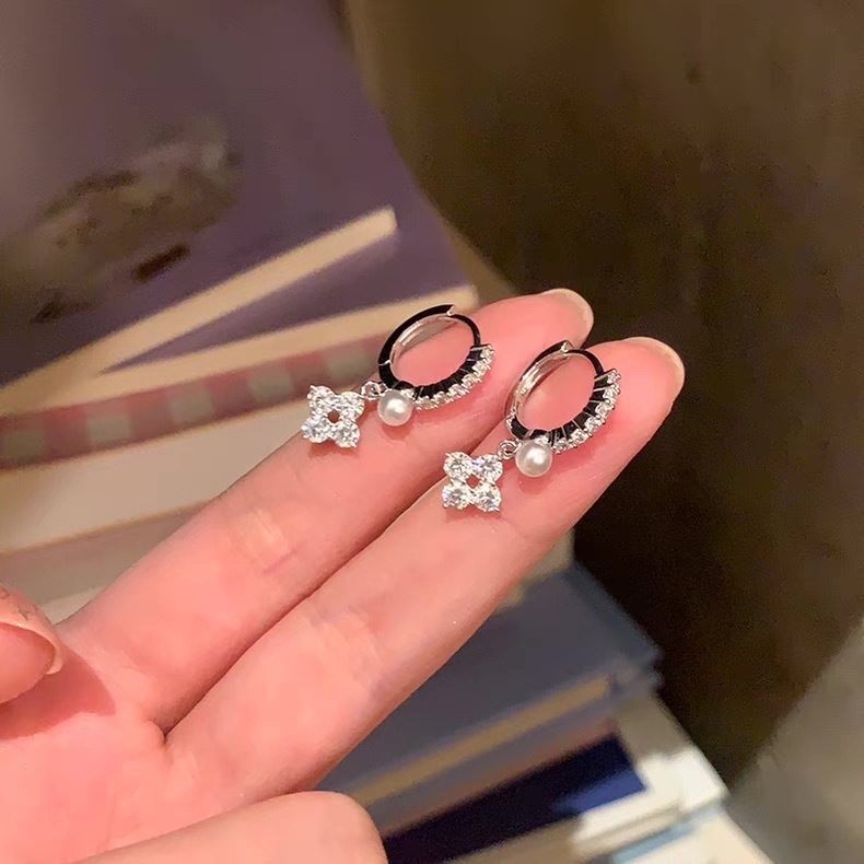 Clipuri de urechi în formă de floare cu patru foi și perle, pietre strălucitoare, design delicat și sofisticat pentru femei