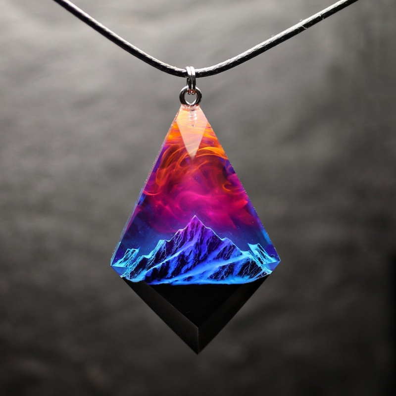 Pandantiv din rășină Snow Mountain Aurora – colier luminos, personalizat, lucrat manual, cadou pentru cupluri
