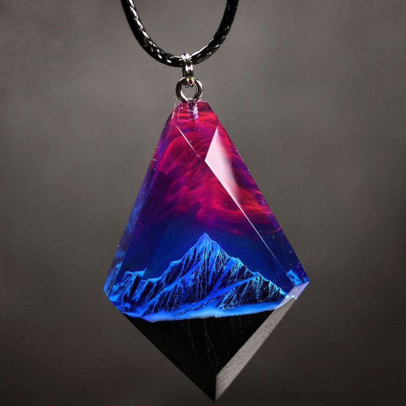 Pandantiv din rășină Snow Mountain Aurora – colier luminos, personalizat, lucrat manual, cadou pentru cupluri