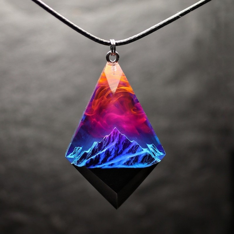 Pandantiv din rășină Snow Mountain Aurora – colier luminos, personalizat, lucrat manual, cadou pentru cupluri